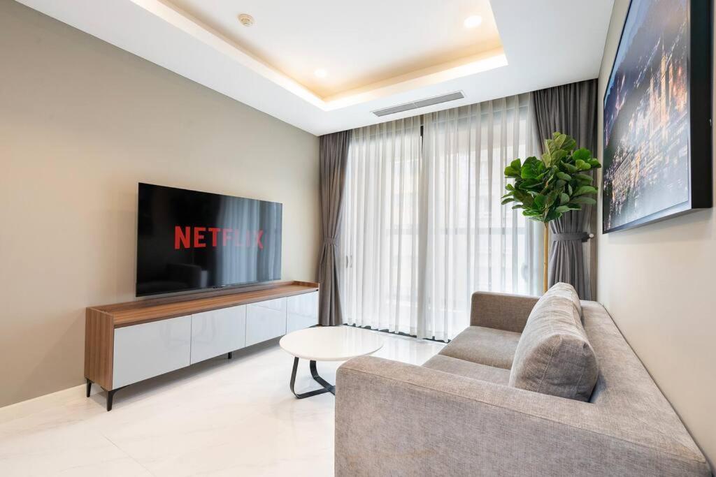 The Rixx Gathering D1 Pool Gym Netflix